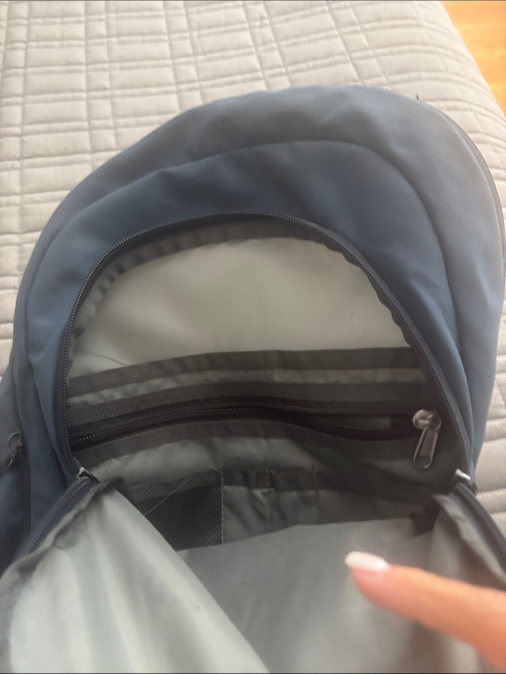 North Face navy bookbag - Picture 4 of 6